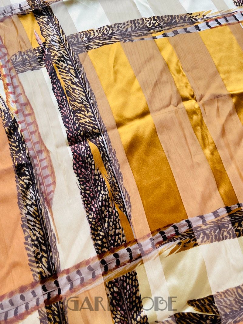 Zijden foulard Valentino in warme en gouden tinten