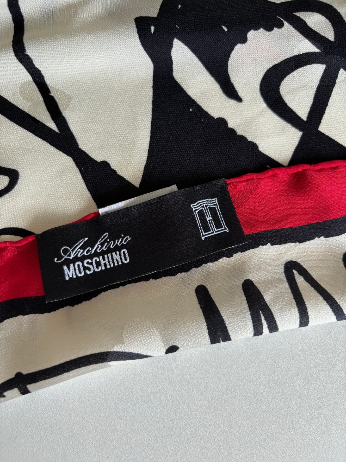 Moschino silk scarf ‘Amore’